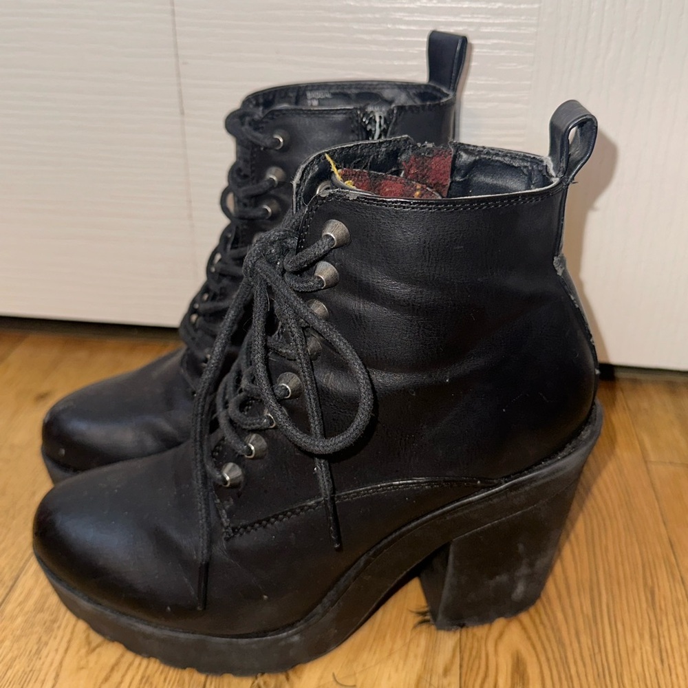 Black Madden girl size 7 heeled boots.
